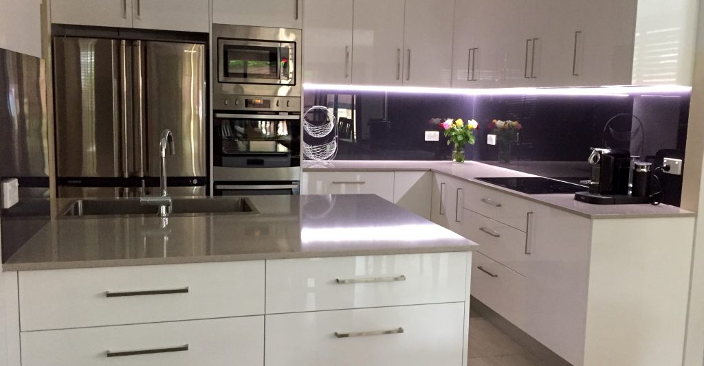Neutral coloured schemed kitchen renovation with polyurethane cabinets, quartz benchtops & stainless steel appliances.