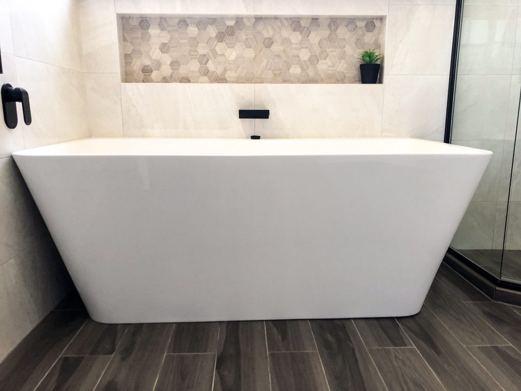 Gorgeous white wall faced free standing bath with decorative niche