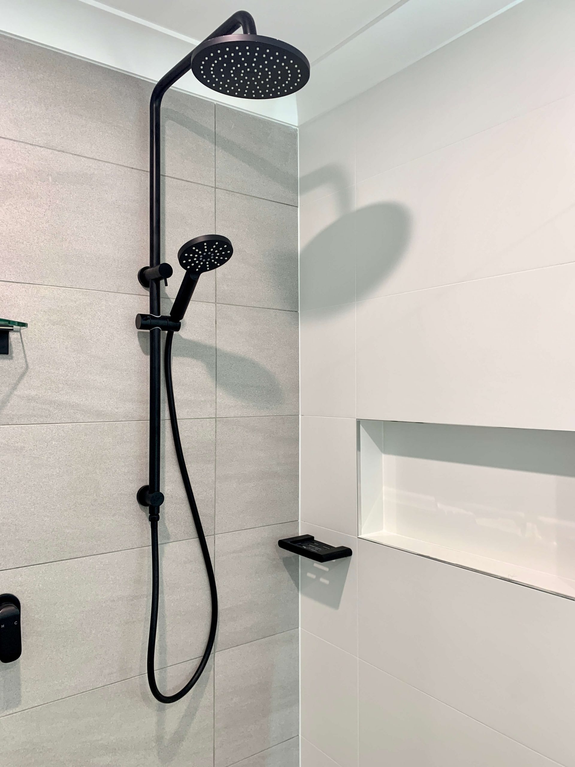 Shower recess with striking black matte tapware